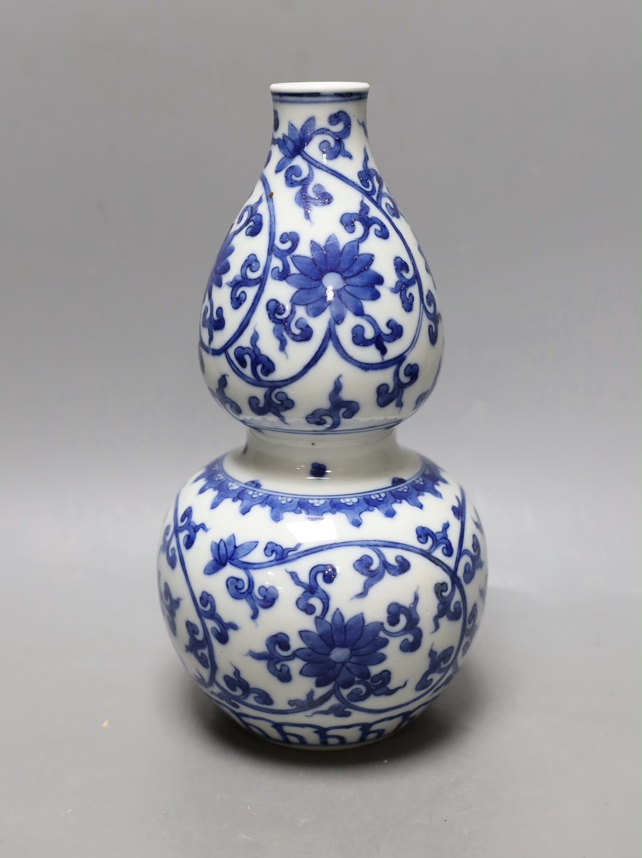 A Chinese blue and white double gourd vase. 25cm tall